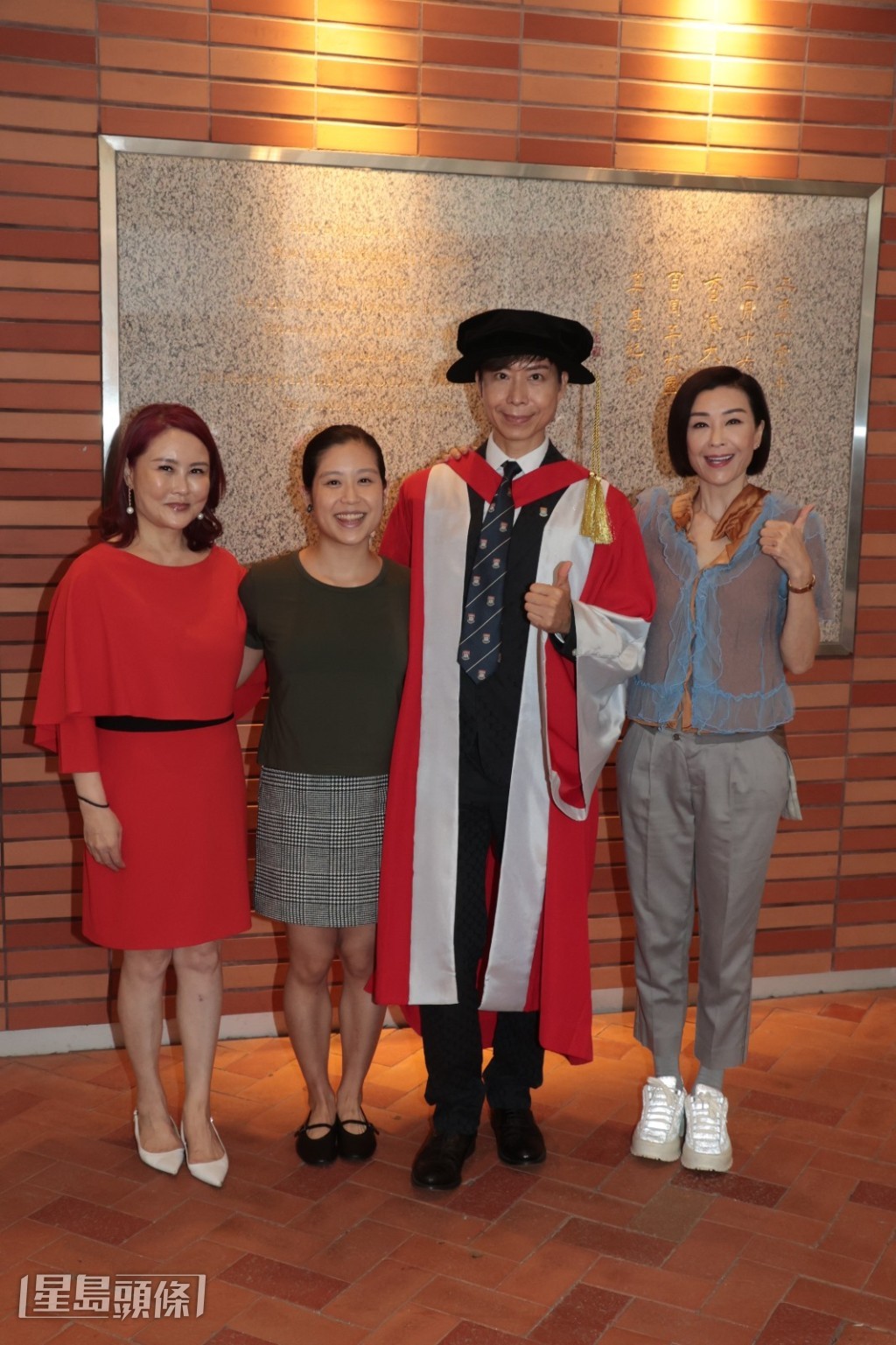 伍姑娘與大嫂和侄女伍雅愉（Steph）及哥哥一齊合照。