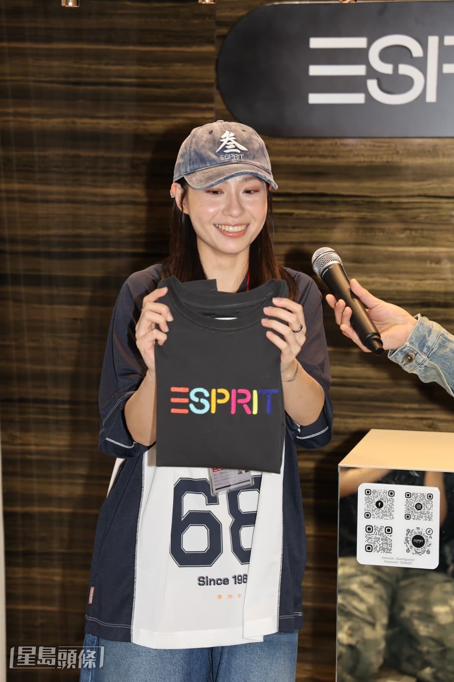 “葵芳”蔡蕙琪为一个服装品牌担任一日店长。 “葵芳”蔡蕙琪为一个服装品牌担任一日店长。