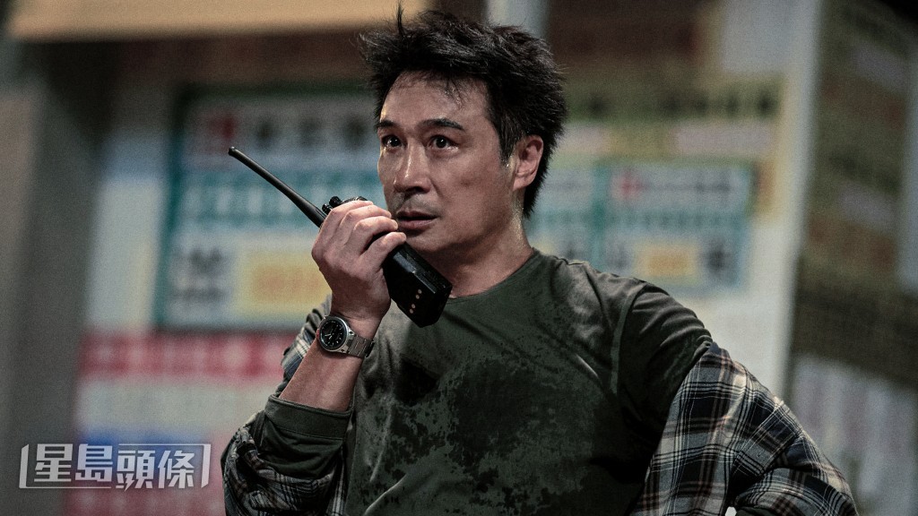 吳鎮宇飾演由談判員改行做社工的謝家俊。