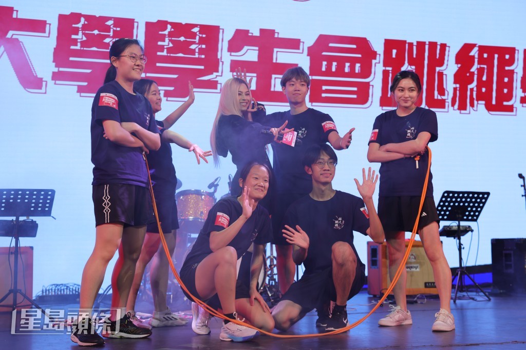 Gin Lee联同科大学生会跳绳学会表演，一边唱《Diff.》一边跳绳。