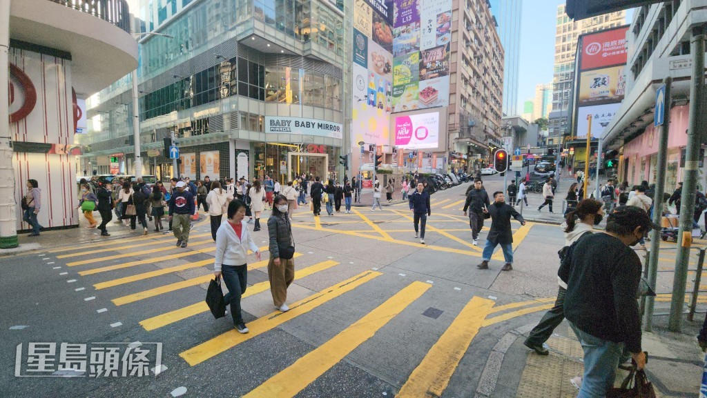 運輸署又表示,正檢視及微調第二個位於尖沙咀的對角行人過路處試點的設計。 運輸署又表示,正檢視及微調第二個位於尖沙咀的對角行人過路處試點的設計。