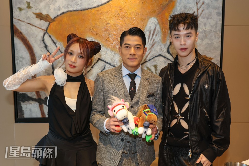 Now United成員曾嘉瑩(Ariel)(左)和Krystian (右) 代表團隊送上兩隻「Now United 坐姿小馬毛公仔」予郭富城留念。 Now United成員曾嘉瑩(Ariel)(左)和Krystian (右) 代表團隊送上兩隻「Now United 坐姿小馬毛公仔」予郭富城留念。