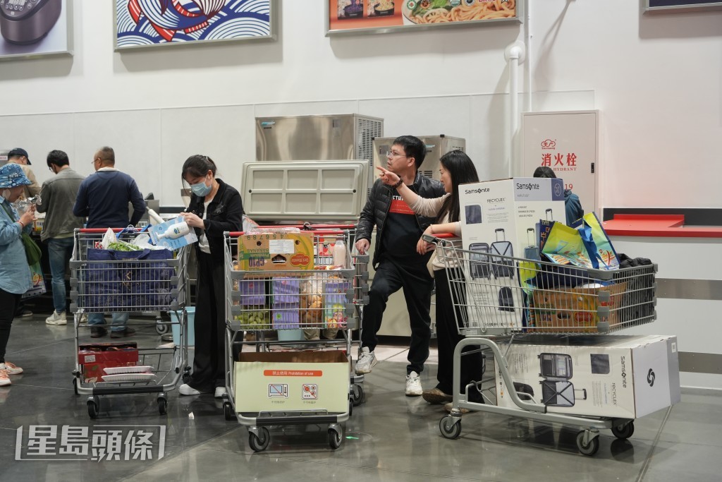 ¥799的20吋及27吋新秀麗（Samsonite）旅行喼套裝（右車）大受歡迎。吳艷玲攝