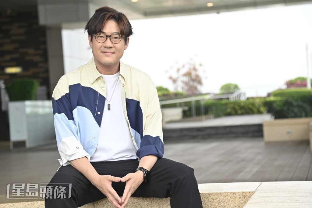 他今次演繹歌曲跟以往不同，用了好像在耳邊輕輕說話的唱腔。