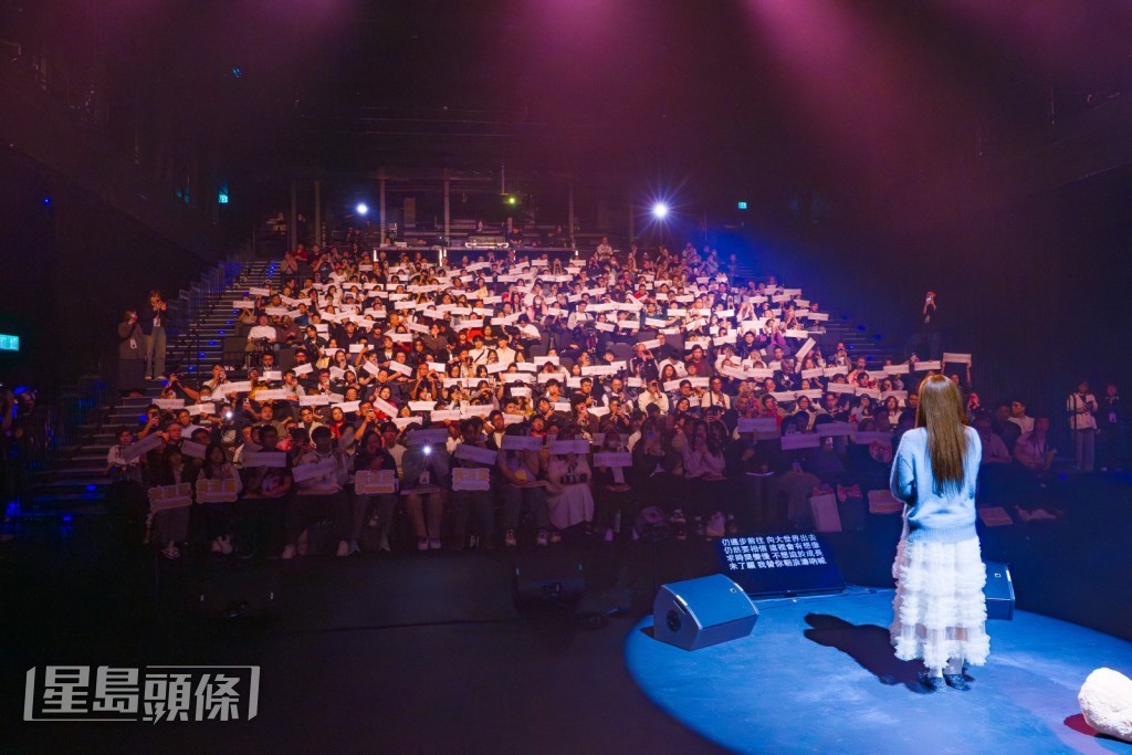 當她演新歌《喵！》時，全場高舉貓形手幅。