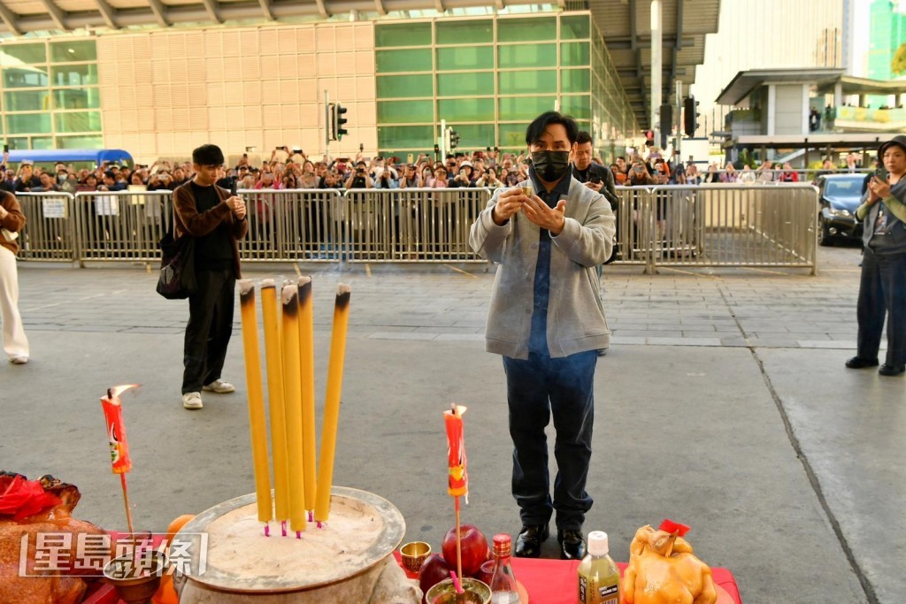 黃凱芹（Chris）於2026年3月6日及7日一連兩日，假紅磡香港體育館舉行《黃凱芹40年來香港演唱會2026》，昨晚（6日）舉行首場。