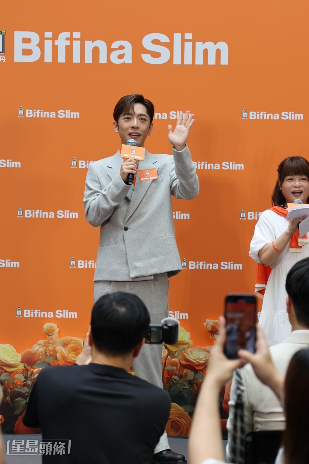 Edan透露將會離開香港幾個星期進行拍攝工作,並已開始準備個人演唱會。 Edan透露將會離開香港幾個星期進行拍攝工作,並已開始準備個人演唱會。