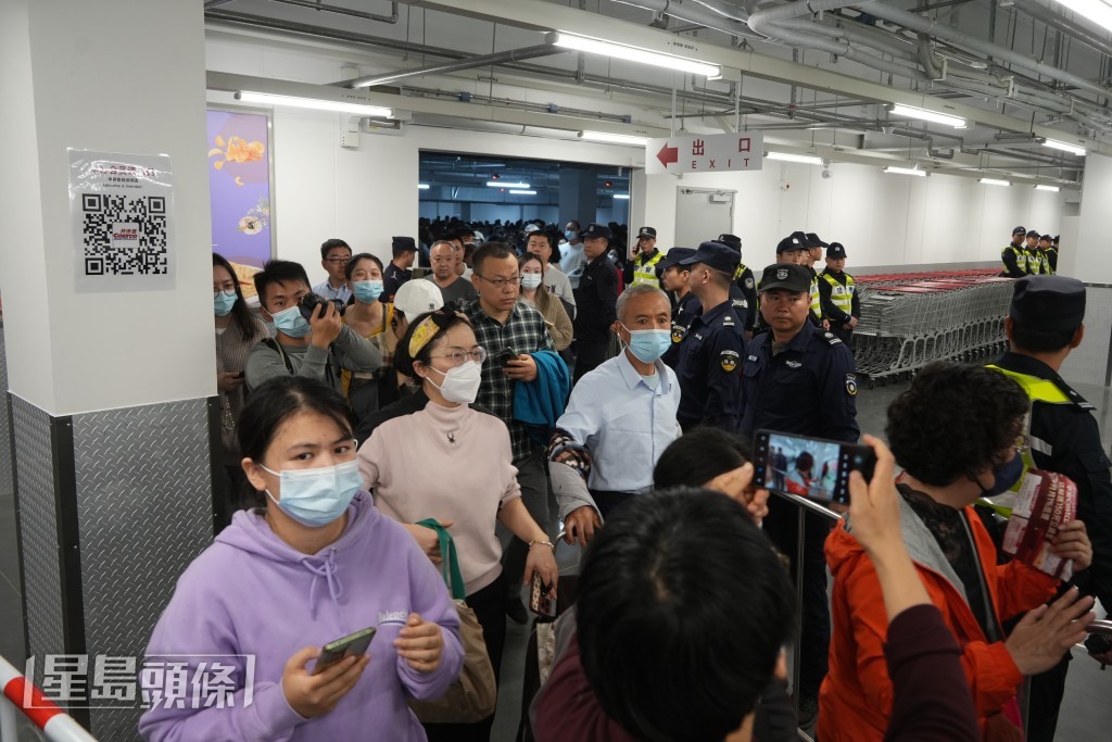 會員魚貫排隊等候入場。吳艷玲攝