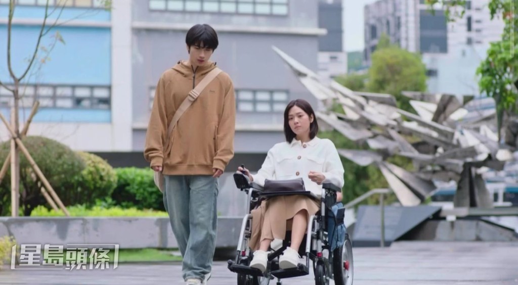 游游曾在《俠醫》飾演一名患有腦癱，需要長期以輪椅代步的少女。