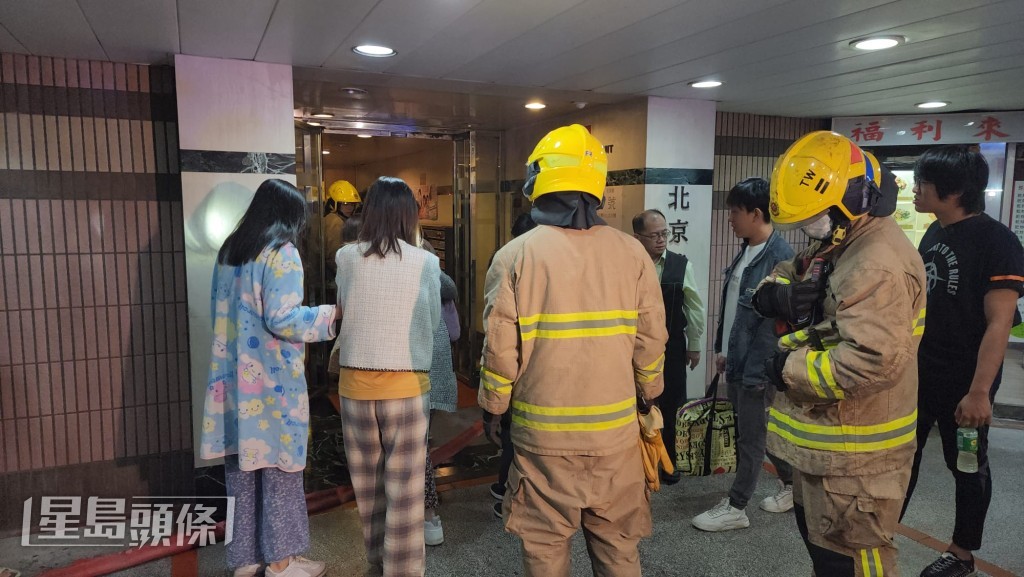 由於許多居民都是在睡夢中驚醒，均身穿睡衣，亦有人抱著寵物狗一起逃生。黎志偉攝