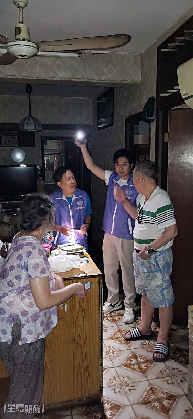 關愛隊協助受影響住戶。fb：民政事務總署