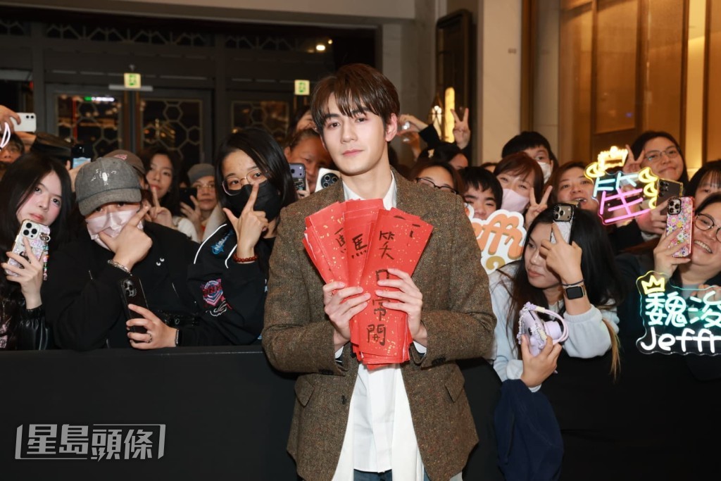 Jeffery繼續寵粉絲，昨天花了兩小時親手寫了過百張揮春。