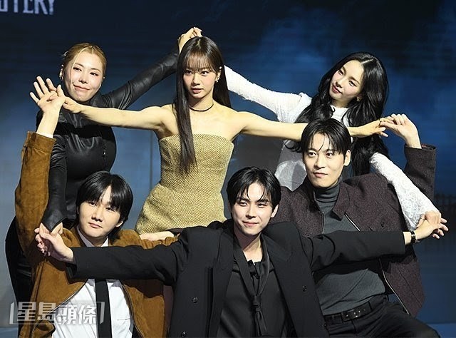 在发布会上，6人手拉手摆出如六芒星阵般的甫士。