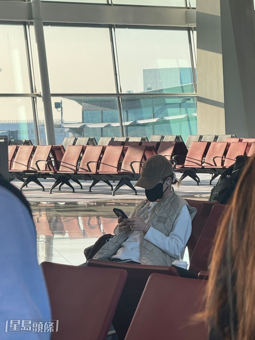 當時她素顏現身,戴cap帽和口罩,身邊並無任何人陪伴。 當時她素顏現身,戴cap帽和口罩,身邊並無任何人陪伴。