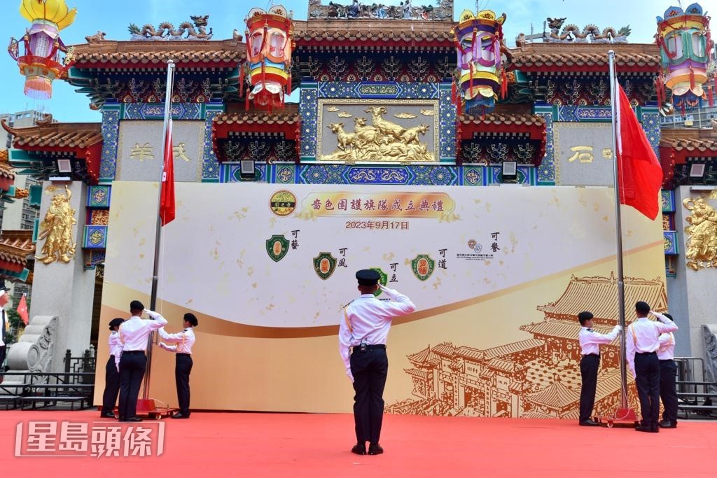 升國旗。盧江球攝 升國旗。盧江球攝