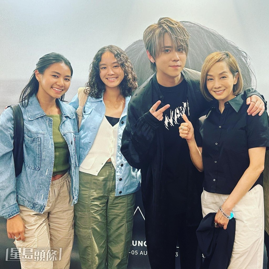毛姐曾說全家都是姜糖,更帶女兒一起看姜濤演唱會。 毛姐曾說全家都是姜糖,更帶女兒一起看姜濤演唱會。