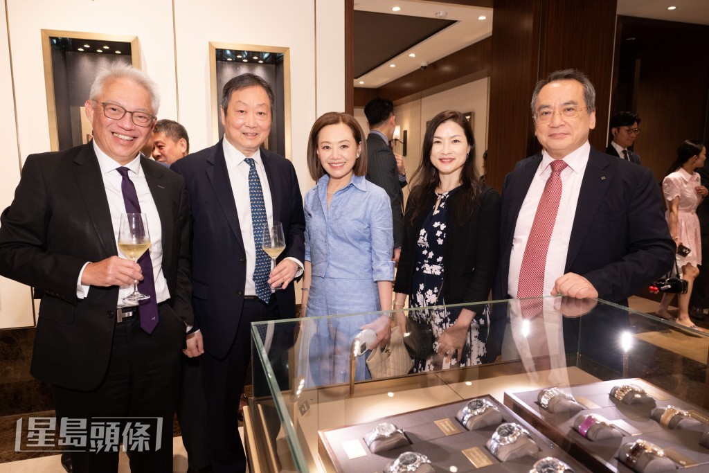英皇資本集團主席楊玳詩女士(中)邀得香港證監會主席黃天祐博士(左二)及消費者委員會主席陳錦榮先生(左一)出席英皇鐘錶珠寶全新百達翡麗專門店開幕禮,並與百達翡麗香港有限公司董事總經理劉玉麟先生(右一)及百達翡麗香港有限公司市場部經理梁淑儀女士(右二)一同合影。 英皇資本集團主席楊玳詩女士(中)邀得香港證監會主席黃天祐博士(左二)及消費者委員會主席陳錦榮先生(左一)出席英皇鐘錶珠寶全新百達翡麗專門店開幕禮,並與百達翡麗香港有限公司董事總經理劉玉麟先生(右一)及百達翡麗香港有限公司市場部經理梁淑儀女士(右二)一同合影。