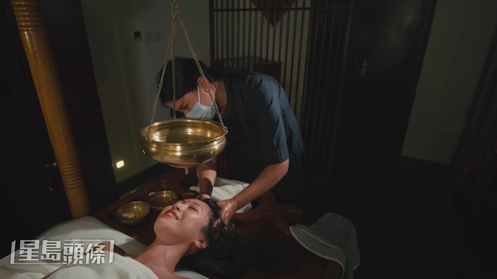 會將大量油倒在顧客身體、頭皮甚至眉心。 會將大量油倒在顧客身體、頭皮甚至眉心。