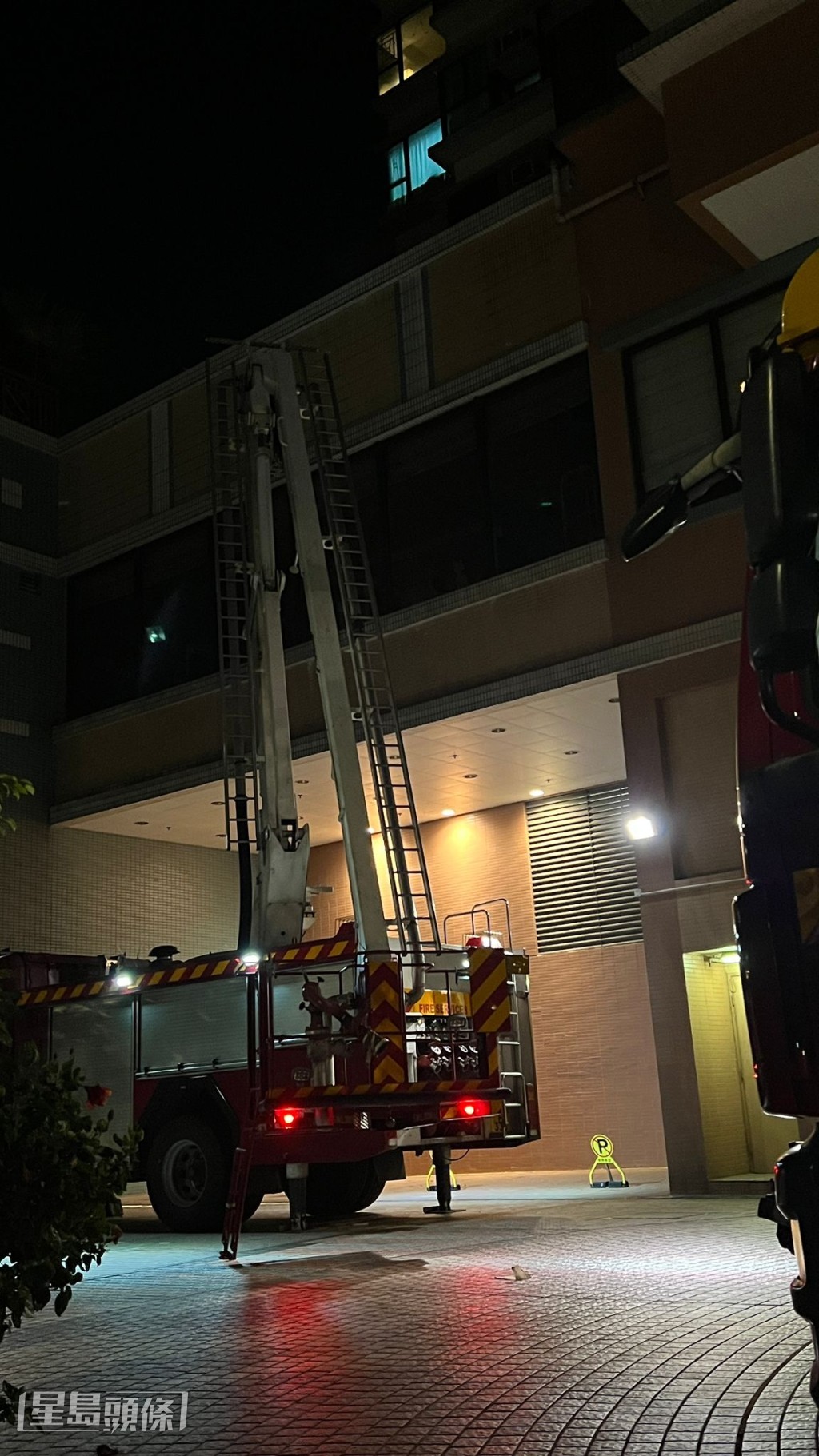 消防員架起雲梯。黎志偉攝 消防員架起雲梯。黎志偉攝