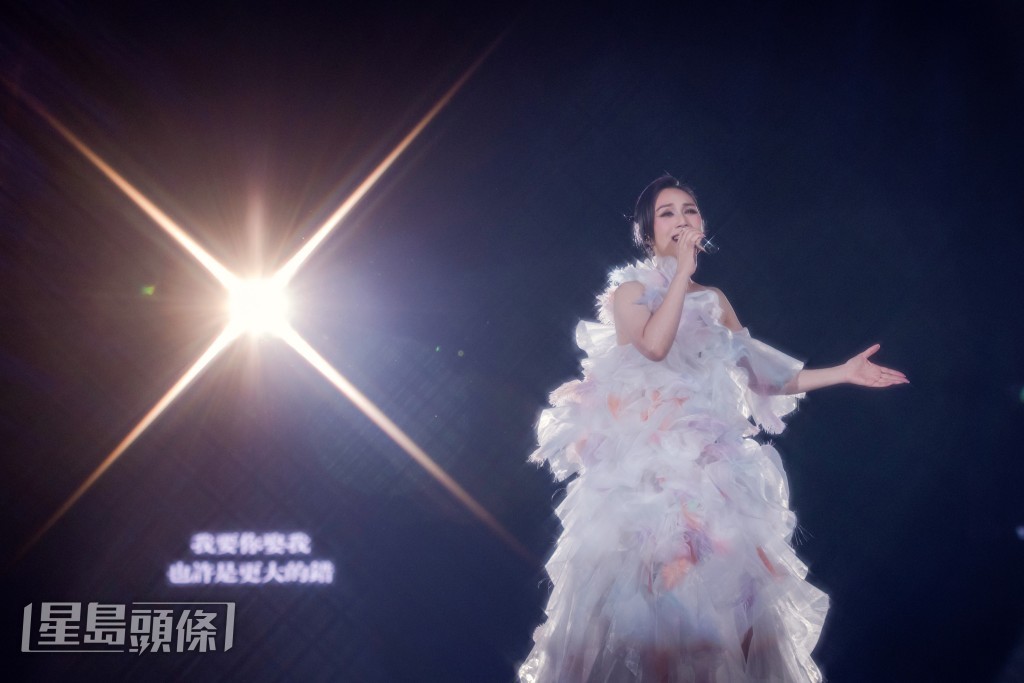 問到正日生日如何度過,千嬅表示會簡單同家人食下飯相聚。 問到正日生日如何度過,千嬅表示會簡單同家人食下飯相聚。