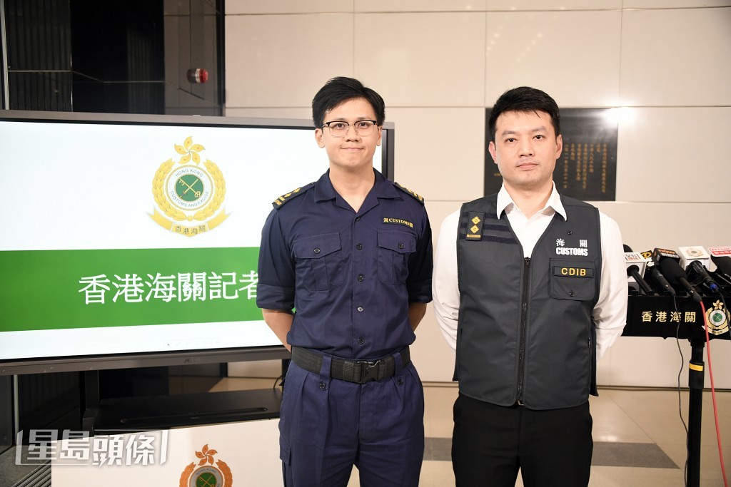 港口及海域科署理高級督察阮嘉賀(左)及海關毒品調查科調查主任梁錦榮。楊偉亨攝 港口及海域科署理高級督察阮嘉賀(左)及海關毒品調查科調查主任梁錦榮。楊偉亨攝