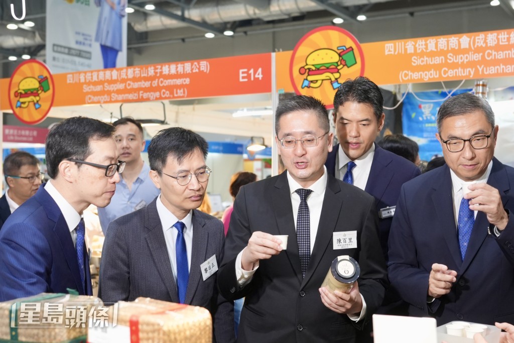 商务及经济发展局署理局长陈百里(中)在摊位前试食。刘骏轩摄 商务及经济发展局署理局长陈百里(中)在摊位前试食。刘骏轩摄