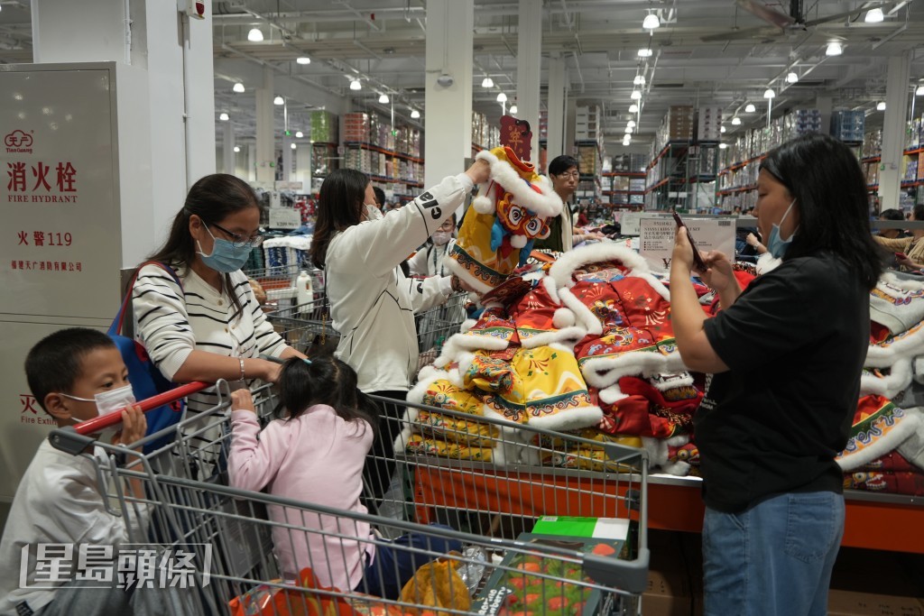 市民一家大小齊逛Costco。吳艷玲攝