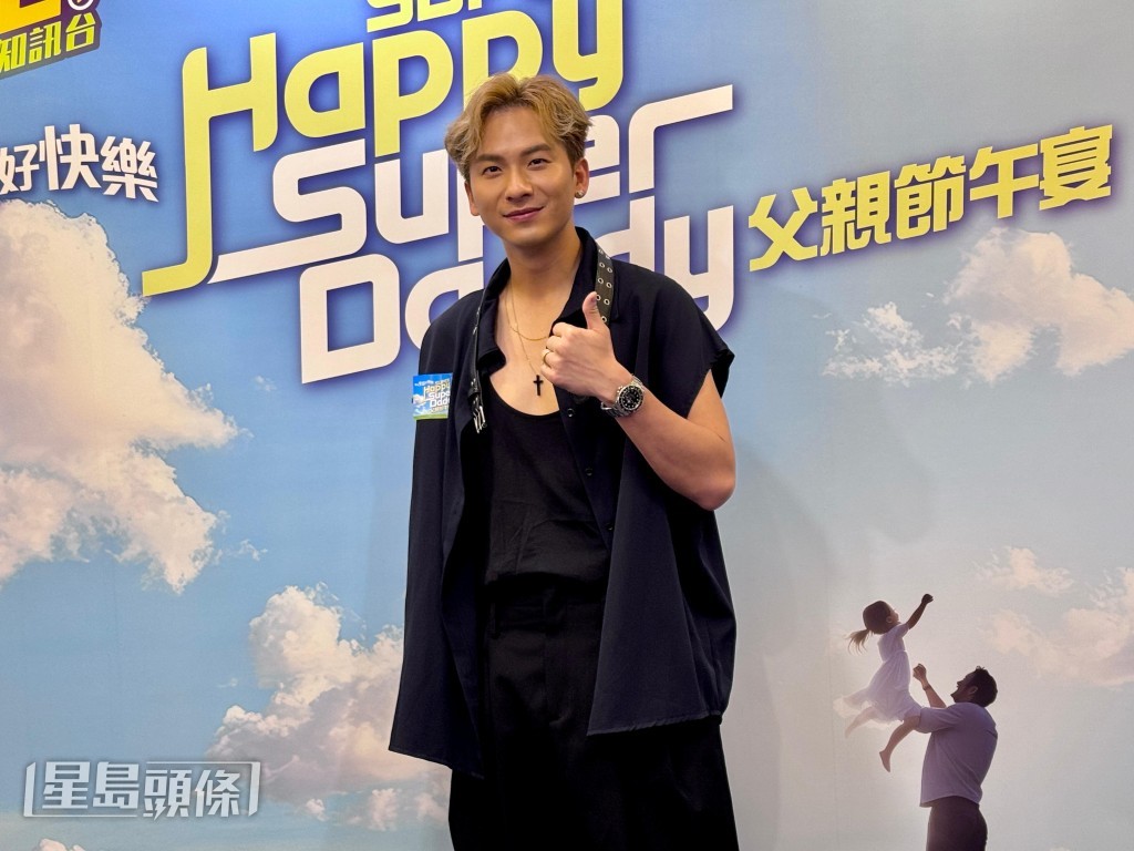 吉吉指已收到兩個子女的手作品做禮物。 吉吉指已收到兩個子女的手作品做禮物。