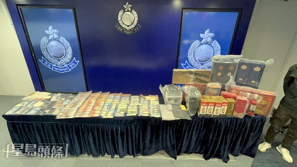 警方展示大批证物。杨伟亨摄