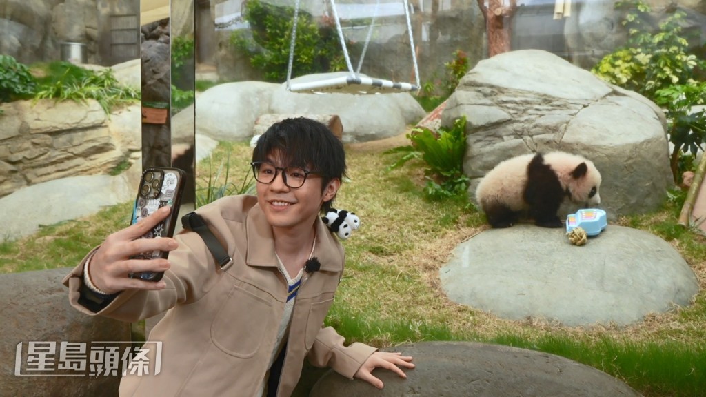 Ian与熊猫“家姐”Selfie。