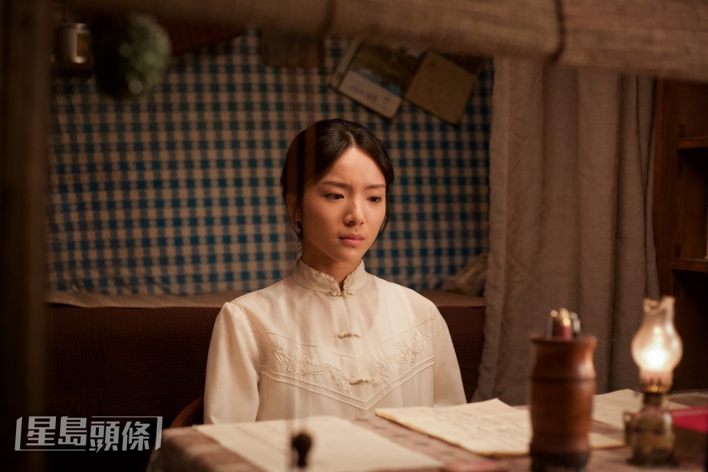 謝南枝(李思潼飾)為 向亡友鄭木生報恩, 多年來寄款寄物給鄭家,支持木生太太對丈夫的思念。 謝南枝(李思潼飾)為 向亡友鄭木生報恩, 多年來寄款寄物給鄭家,支持木生太太對丈夫的思念。