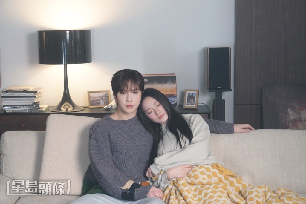 MV講述兩人原本是一對甜蜜的戀人，無奈女主角不幸患上癌症離世。