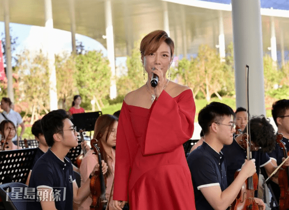 龍婷日前抽空出席 《再啟新篇 飛向未來2025 慶回歸快閃交響音樂會》。 龍婷日前抽空出席 《再啟新篇 飛向未來2025 慶回歸快閃交響音樂會》。