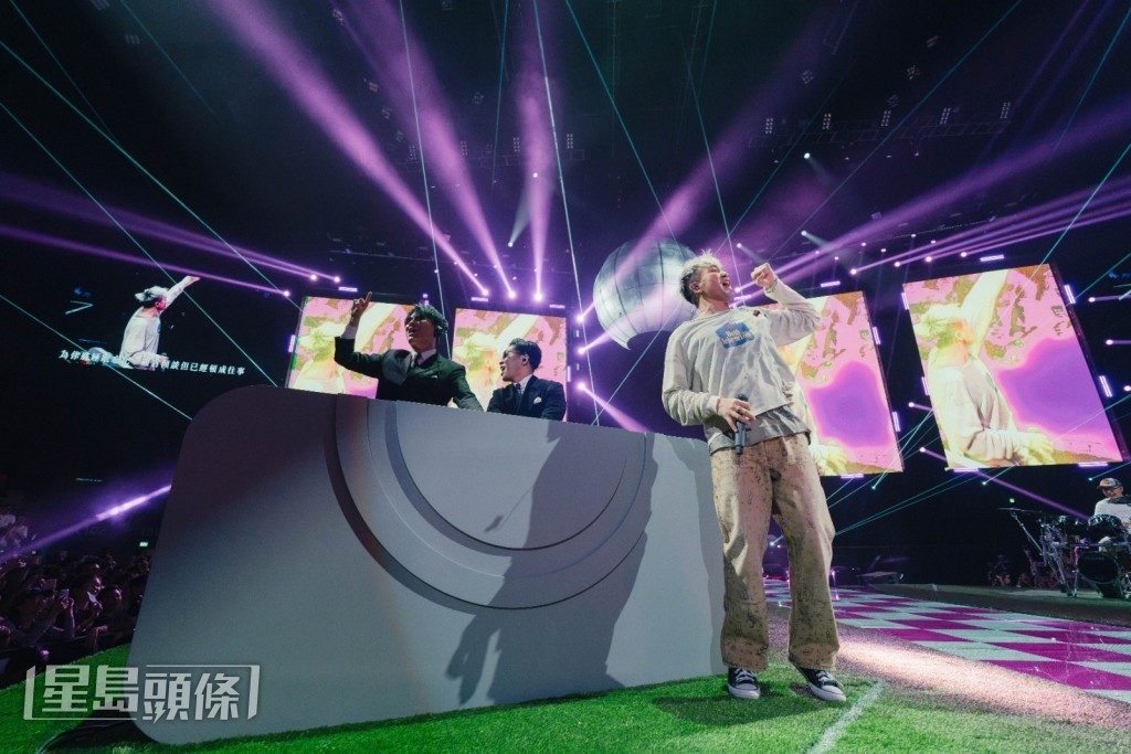 找來Beat Friday捽碟，配合燈光與動畫舞台效果，全場秒變cantopop disco。