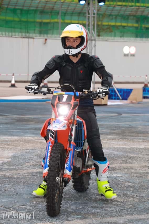 他指安全最重要,會著上保護裝備上陣。 他指安全最重要,會著上保護裝備上陣。