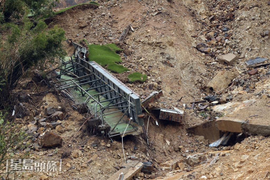 山泥上有疑似護土牆的石屎物件。梁國峰攝
