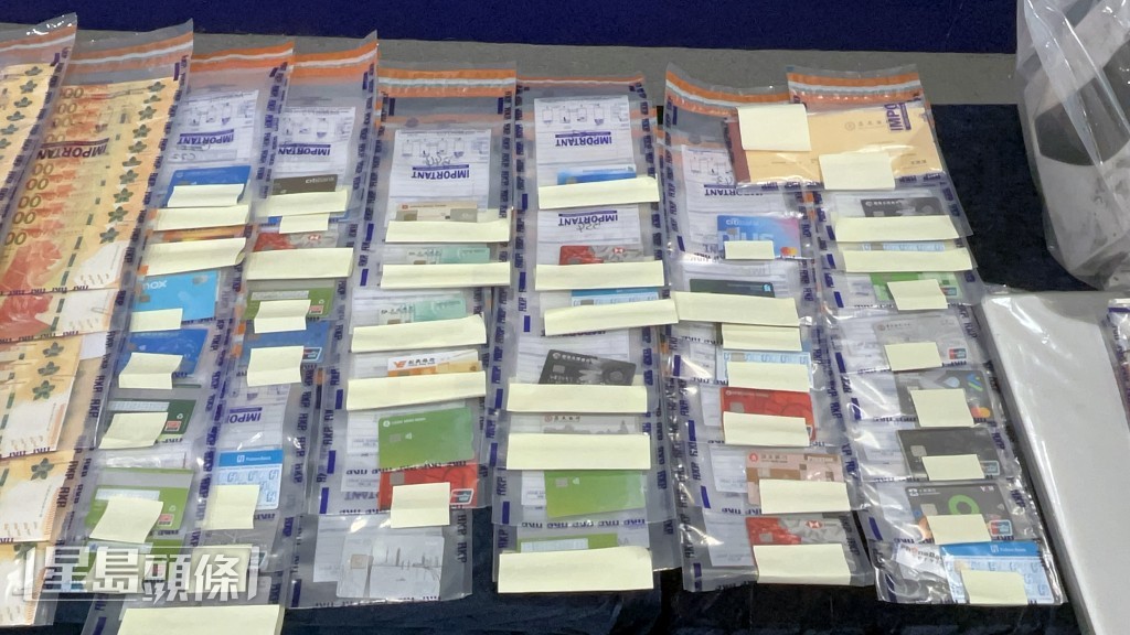 警方展示大批证物。杨伟亨摄
