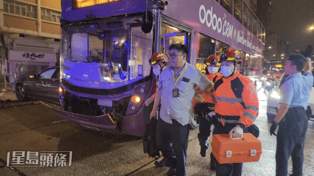 車禍後,巴士司機報稱腰痛受傷。黎志偉攝 車禍後,巴士司機報稱腰痛受傷。黎志偉攝