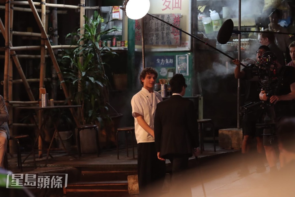 入夜後，劇組拍攝一場在中環路邊大排檔取景的戲份。