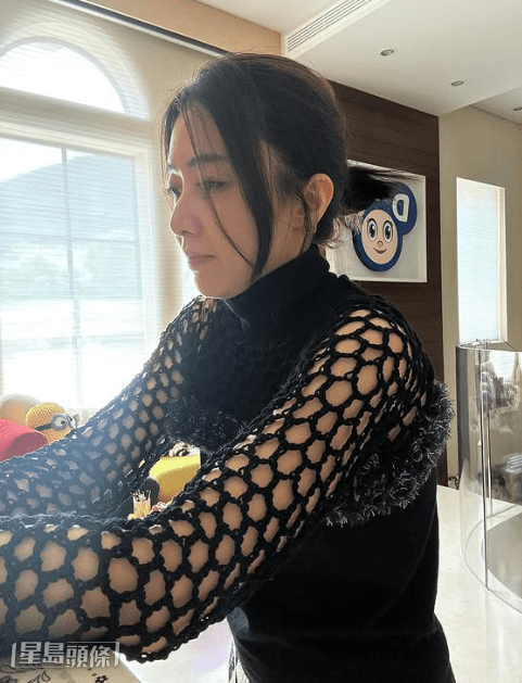 除了集團的工作和慈善基金，甘比還要兼顧鈎織店的工作，十分忙碌！