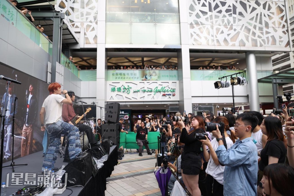 廣場鄰近港鐵站，途人眾多，吸引不少過路人駐足觀看四子演唱。