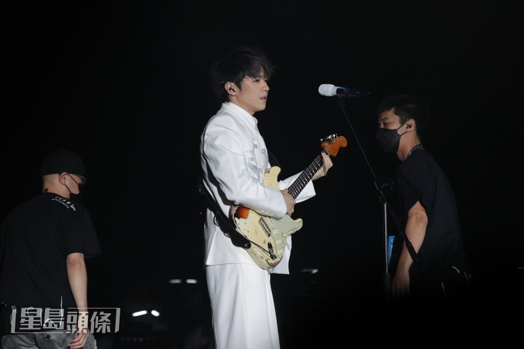 之後更換上結他。 之後更換上結他。