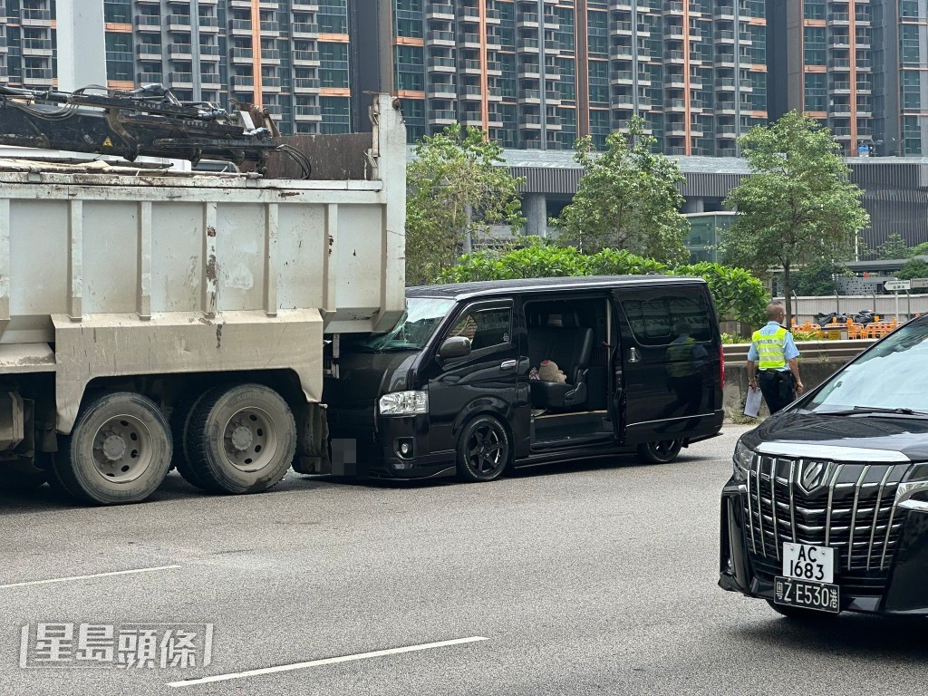 一輛私家車插入吊臂車車尾。譚智成攝 一輛私家車插入吊臂車車尾。譚智成攝