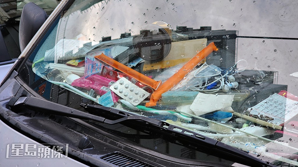 客貨車車內遺有藥物。黃文威攝