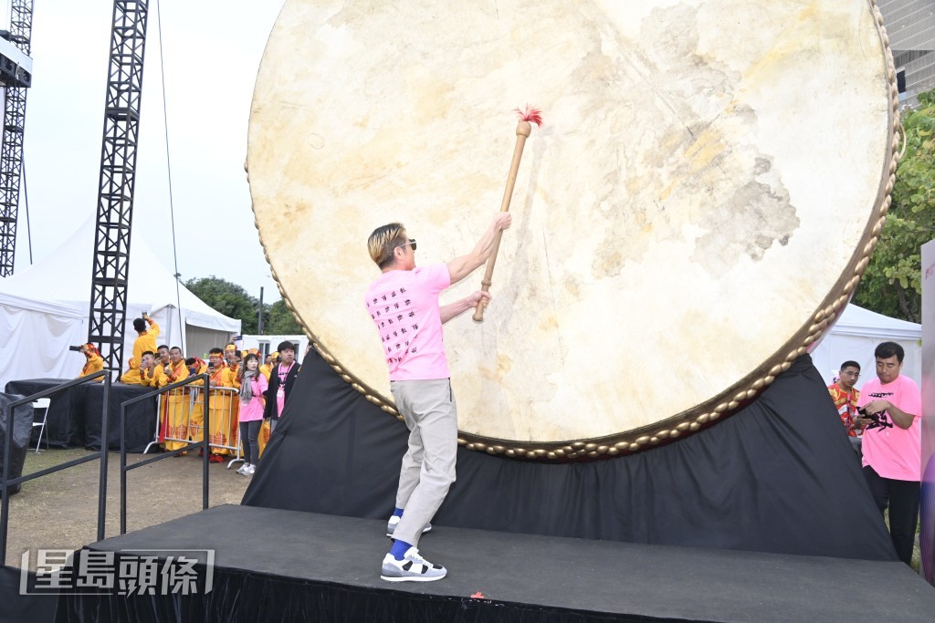 郭富城敲打蘭州太平鼓。 郭富城敲打蘭州太平鼓。