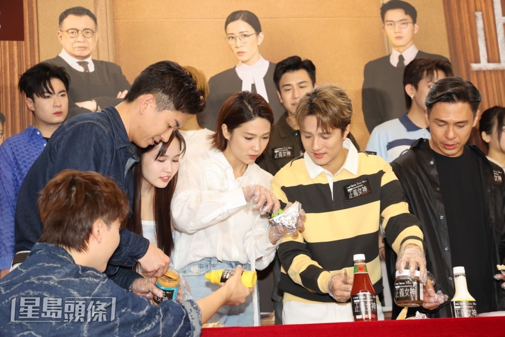 在台下玩遊戲。 在台下玩遊戲。