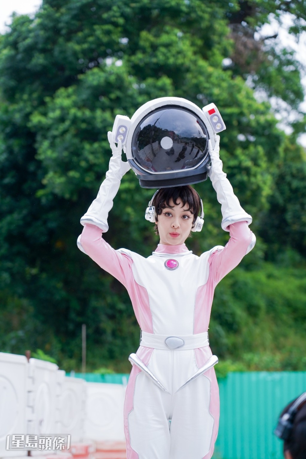 Amy更請髮型師和化妝師一齊去想這個不像現代,又不現實的得意造型。 Amy更請髮型師和化妝師一齊去想這個不像現代,又不現實的得意造型。