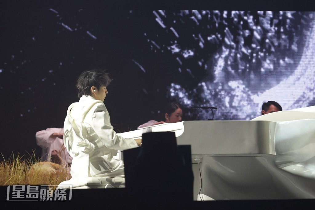 以鋼琴彈奏《One Summer's day》 以鋼琴彈奏《One Summer's day》