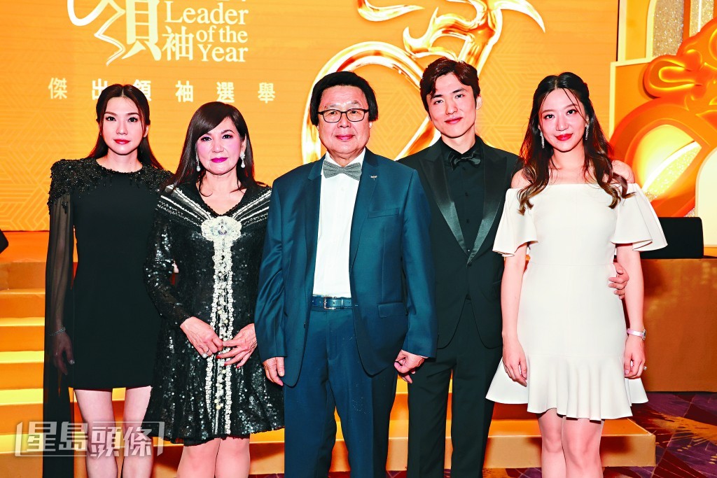 星島新聞集團主席蔡加讚（右二）攜太太汪圓圓（右一）、父親蔡志明（中）、母親蔡李惠莉（左二）及胞姐蔡加怡（左一）一同出席頒獎禮。