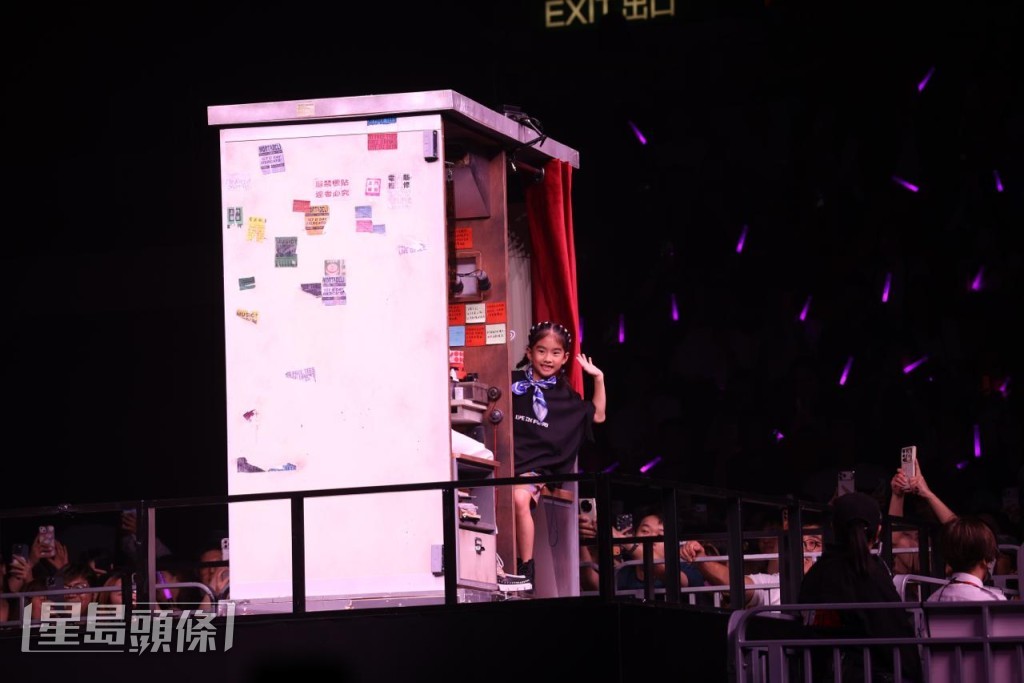 一家四口亦在台上的「照相館」中現身。 一家四口亦在台上的「照相館」中現身。